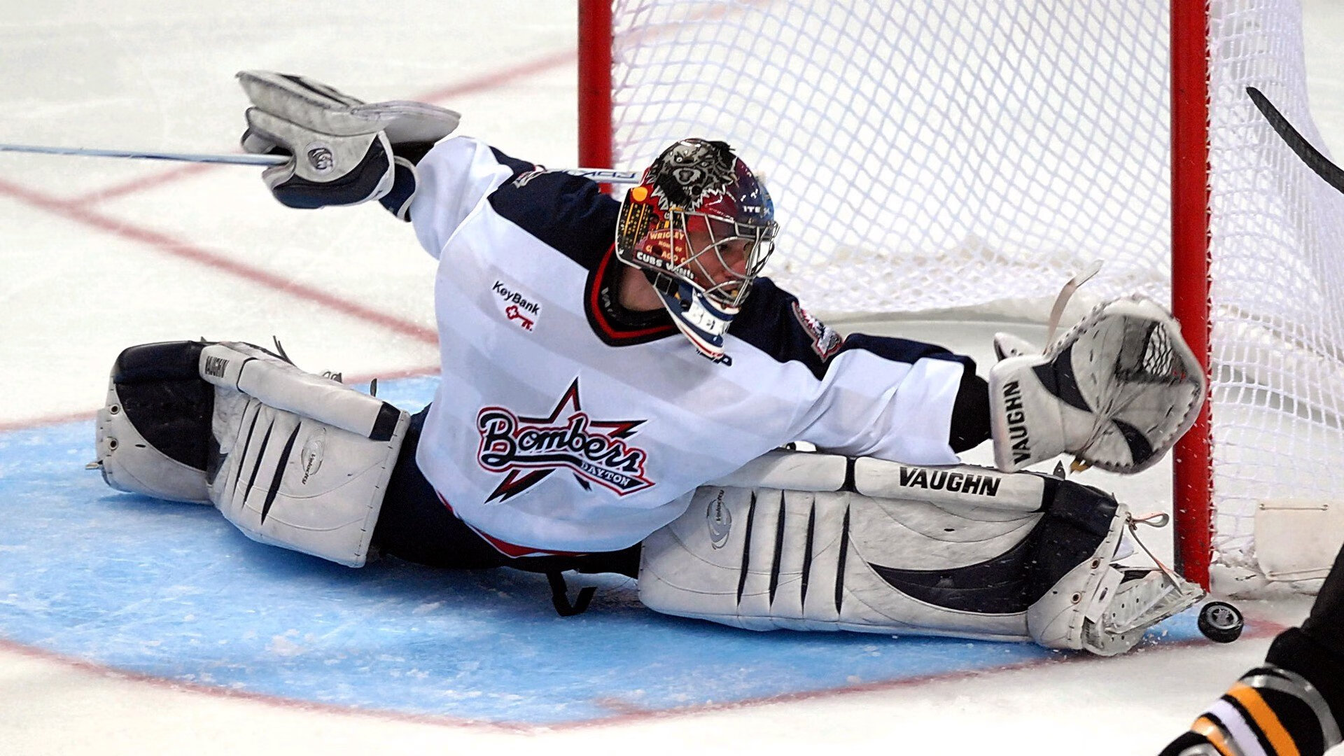 乐鱼体育-利物浦半决赛横扫那不勒斯，马龙砍下15记关键球，全场沸腾